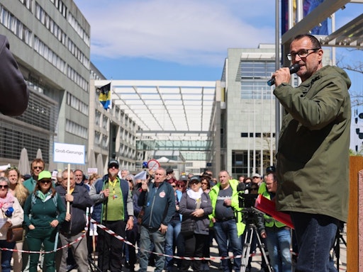 Vorschau Bild von Menschen aus ganz NÖ gehen für eine solidarische
Gesundheitsversorgung und gegen die geplanten Verschlechterungen
durch den "Gesundheitsplan 2040+" auf die Straße.