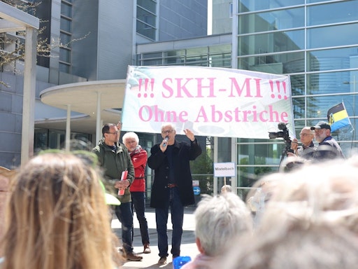 Vorschau Bild von Menschen aus ganz NÖ gehen für eine solidarische
Gesundheitsversorgung und gegen die geplanten Verschlechterungen
durch den "Gesundheitsplan 2040+" auf die Straße.
