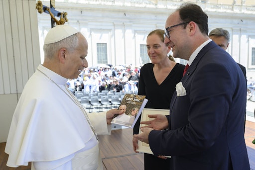 Vorschau Bild von Begegnung mit Papst Leo XIV. anlässlich der Buchübergabe