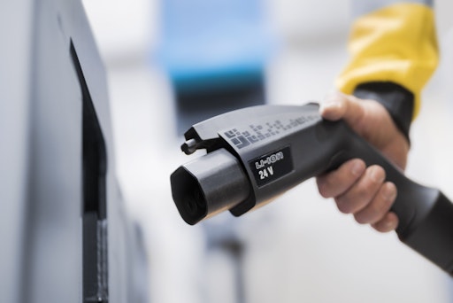 Wie sich ein vollständig elektrifizierter Materialfluss in der
Praxis umsetzen lässt, zeigt das breite Lithium-Ionen-Portfolio von
Toyota Material Handling.