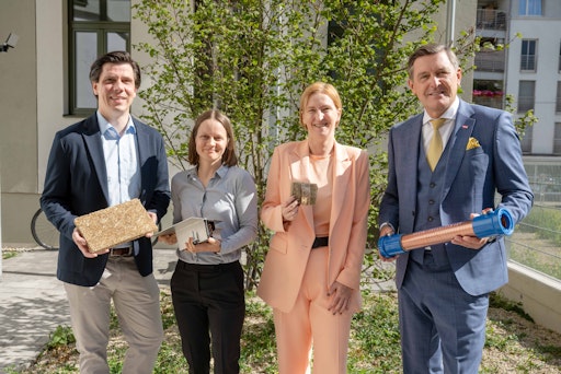Auf dem Bild v.r.n.l.: Bernhard Kuhn, Vertretung
Eigentümerschaft, Felicitas Wettstein, Projektleiterin, Elke
Hanel-Torsch, Stadträtin für für Wohnen, Wohnbau, Stadterneuerung
und Frauen, und Peter Hanke, Bundesminister für Innovation,
Mobilität und Infrastruktur.