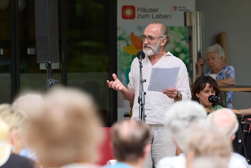 Vorschau Bild von Mit Charme, Humor und Wiener Geschichten verzaubert Regisseur und
Drehbuchautor Karl Markovics die Besucher*innen der Gartenkonzerte
in den Häusern zum Leben.