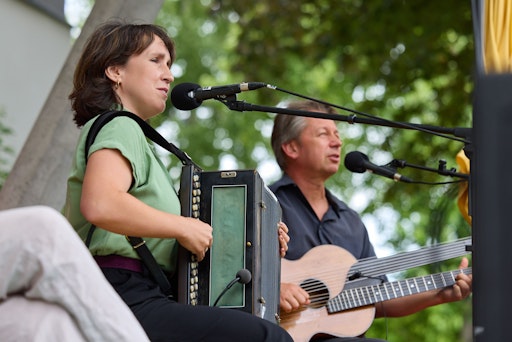 Vorschau Bild von Die Musiker*innen Marie-Theres Stickler und Peter Havlicek werden
auch heuer wieder das Publikum bei den Gartenkonzerten des
Kultursommer Wien in den Häusern zum Leben begeistern.