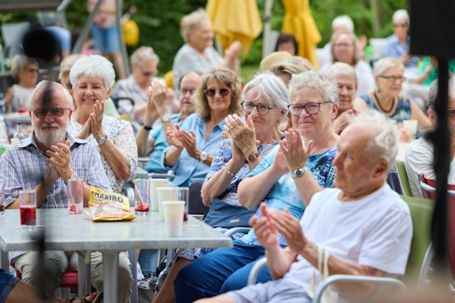 Vorschau Bild von Begeisterte Zuhörer:innen und mitreißende Klänge bei den
Gartenkonzerten des Kultursommer Wien.