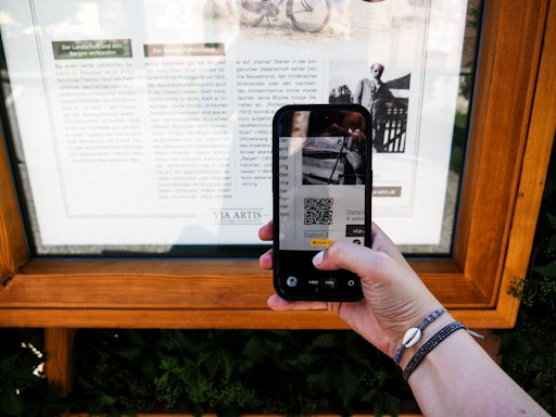 Vorschau Bild von Auf den Tafeln der Via Artis finden sich QR-Codes, die zu
Beiträgen, Werken, Bildern und Quellen weiterleiten.