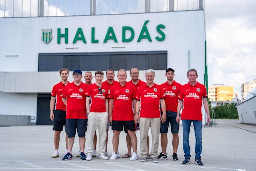 Das österreichische Nationalteam vor dem Haladás-Sportkomplexum
in Szombathely