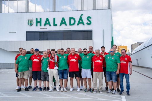 Vorschau Bild von Die beiden Nationalteams vor dem Haladás-Sportkomplexum in
Szombathely