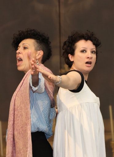 Vorschau Bild von Chiara Brunello (in der Rolle der Amme) und Carolina Lippo (als
Judith) bei der Probe zu Judith & Holofernes - Festival Retz 2026
