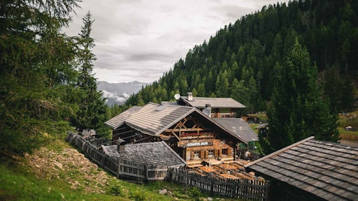 Die Gompm Alm in Südtirol lädt Zwei- und Vierbeiner zum Verweilen
ein // Weiterer Text über ots und www.presseportal.de/nr/182878 /
Die Verwendung dieses Bildes für redaktionelle Zwecke ist unter
Beachtung aller mitgeteilten Nutzungsbedingungen zulässig und dann
auch honorarfrei. Veröffentlichung ausschließlich mit
Bildrechte-Hinweis.