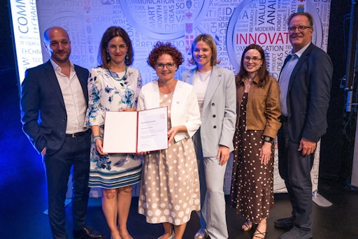 Gruppenfoto ÖIT-Gewinner Austria Center Vienna mit
Staatssekretärin: (v.l.n.r.): Sascha Tretenhahn, Susanne
Baumann-Söllner, Elisabeth Zehetner, Anna Edelbacher, Katharina
Fressner, Friedrich Gehmacher