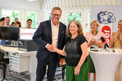 Vorschau Bild von Robert F. Hartlauer mit Frau Bürgermeister Kahr