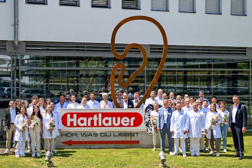 Vorschau Bild von Gruppenbild der Mitarbeiter mit Robert F. Hartlauer