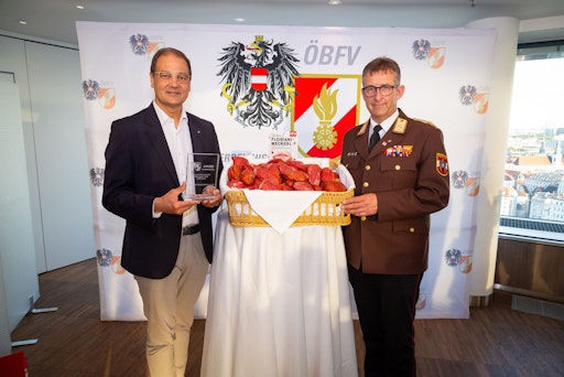 Vorschau Bild von INTERSPAR Österreich Geschäftsführer Johannes Holzleitner hat von
Feuerwehrpräsident Robert Mayer einen Sonderpreis überreicht
bekommen. INTERSPAR Österreich unterstützt das österreichische
Feuerwehrwesen auf vielfältige Art und Weise.