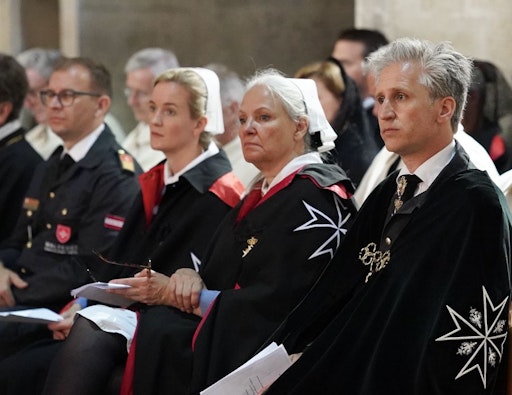 Vorschau Bild von Das Kommando des MALTESER Hospitaldienstes Austria, (v.r.n.l)
Kommandant Johann-Philipp Spiegelfeld, Gini Czernin, Konstanze
Loudon und Lukas Krupitza, beim Aufnahme-Hochamt im Stift
Heiligenkreuz.