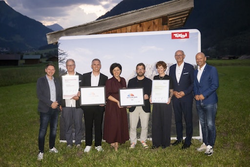 (v.l.): Martin Reiter (Geschäftsführer Lebensraum Tirol Gruppe),
Thomas Sönser (HELIOPLANT, Gewinner Kategorie Lebensraum Tirol),
Florian Jamschek (HELIOPLANT, Gewinner Kategorie Lebensraum Tirol),
Karin Seiler (Geschäftsführerin Tirol Werbung und Präsidentin
AlpNet), Thomas Steiner (OLM Nature Escape, Gewinner Kategorie
Tourismus), Astrid Hellweger (OLM Nature Escape, Gewinner Kategorie
Tourismus), Anton Mattle (Tirols Landeshauptmann) und Hubert Siller
(Leiter MCI Tourismus, Juryvorsitzender Alps Future Award).