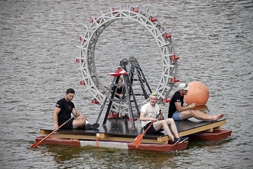 Vorschau Bild von Das Studierendenteam "Canucrete" bei der Betonkanuregatta in
Brandenburg an der Havel.