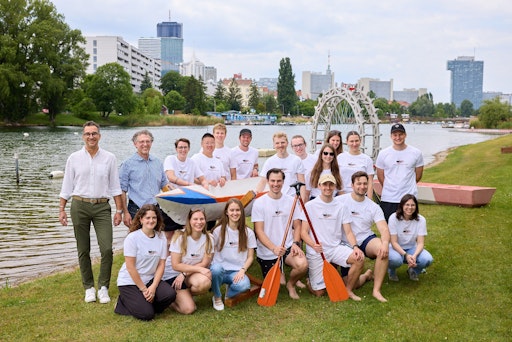 Das Studierendenteam "Canucrete" der Hochschule Campus Wien mit
Betonkanu an der Alten Donau.