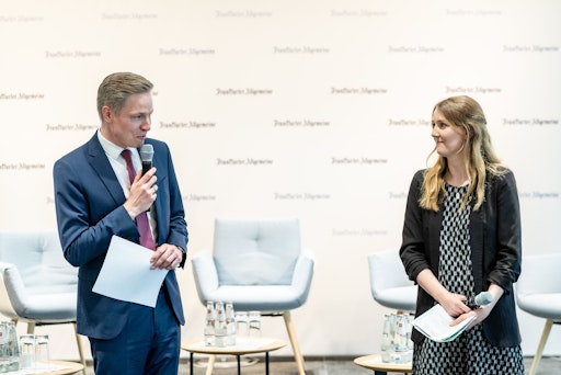 Vorschau Bild von Dr. Simon Haug, Geschäftsführer der FAZIT-STIFTUNG, und Vanessa
Bitter, zukünftige Geschäftsführerin der UseTheNews gGmbH, begrüßten
beim Auftaktevent zum gemeinsamen Elternmedienbildungsprojekt in
Hessen vor Ort im F.A.Z.-Tower die Gäste des Abends. // Weiterer
Text über ots und www.presseportal.de/nr/168022 / Die Verwendung
dieses Bildes für redaktionelle Zwecke ist unter Beachtung aller
mitgeteilten Nutzungsbedingungen zulässig und dann auch honorarfrei.
Veröffentlichung ausschließlich mit Bildrechte-Hinweis.