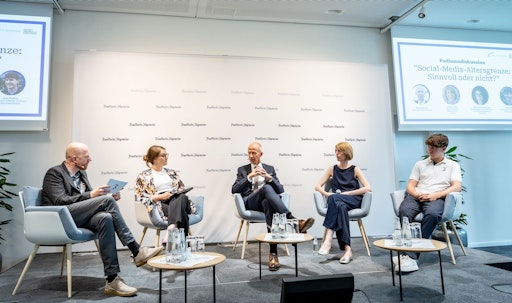 Bei der Auftaktveranstaltung am 23. Juni 2026 im F.A.Z.-Tower in
Frankfurt am Main diskutierten die Erziehungswissenschaftlerin
Johanna Weckenmann, Hessens Bildungsminister Armin Schwarz, die
stellvertretende Direktorin der Landesmedienanstalt Nadine Tepe und
der junge Gründer Leon Pelikan (v.l.n.r.) mit F.A.Z.-Redakteur
Rainer Schulze (ganz links) über das Pro und Contra einer
Social-Media-Altersgrenze für Jugendliche. // Weiterer Text über ots
und www.presseportal.de/nr/168022 / Die Verwendung dieses Bildes für
redaktionelle Zwecke ist unter Beachtung aller mitgeteilten
Nutzungsbedingungen zulässig und dann auch honorarfrei.
Veröffentlichung ausschließlich mit Bildrechte-Hinweis.