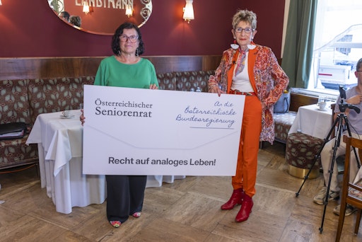 Präsidentin LAbg Ingrid Korosec (rechts) und Präsidentin Birgit
Gerstorfer, MBA (links) mit einem großen Briefkuvert mit der
Forderung nach Recht auf ein analoges Leben gerichtet an die
Bundesregierung