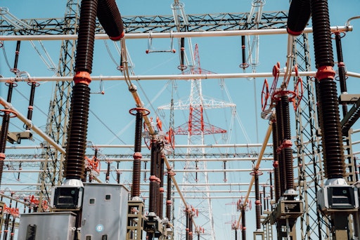 Vorschau Bild von Unter laufendem Betrieb wird auf einer Fläche von rund 15 Hektar
die aus den 1980er Jahren stammende 380-kV-Schaltanlage bis 2035
vollständig abgetragen und neu errichtet: Fundamente, Stahlbau und
Hochspannungsgeräte werden mechanisch verstärkt, um den hohen
Stromflüssen aus erneuerbarer Erzeugung standzuhalten.