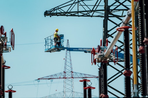 Vorschau Bild von Für die Umlegung einer 220-kV-Leitung wird ein neues Portal
erreichtet.