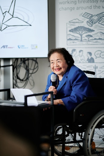 Die Hiroshima-Überlebende und Friedensnobelpreisträgerin Setsuko
Thurlow reflektierte in ihrer bewegenden Rede über den
Atombombenabwurf auf Hiroshima und ihr Lebenswerk, das sie dem
Frieden und der nuklearen Abrüstung gewidmet hat – und erinnerte das
Publikum daran, wie wichtig Frieden ist und welche bleibenden Folgen
es für die Menschheit hat, wenn er verloren geht.