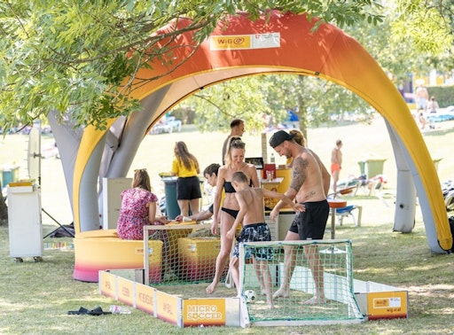 Tipps für das eigene Wohlbefinden und jede Menge Spaß bietet die
Life Lounge Sommertour im Juli im Simmeringer Bad, Familienbad
Schweizergarten sowie Augarten und im Strandbad Gänsehäufel.