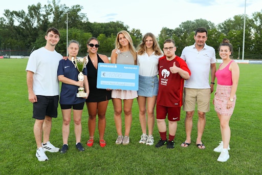 Die Fachschaft Zahnmedizin der Danube Private University
gemeinsam mit den Vorstandsvorsitzenden des Ressorts Sport, dem
Leiter von Special Needs Krems-Wachau Dipl.-Ing. Hans-Peter Pressler
und Mitgliedern von Special Needs Krems-Wachau.