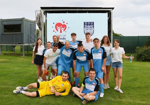 Vorschau Bild von Beim 6. Inklusionsturnier der Danube Private University (DPU)
spielten Teilnehmer*innen von Special Needs Krems-Wachau gemeinsam
mit DPU-Studierenden in gemischten Teams.