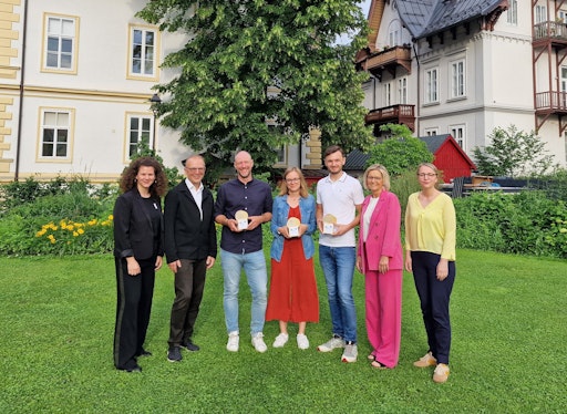 vlnr: Lisa Humer (Klima- und Energiefonds), Bernd Vogl
(Geschäftsführer, Klima- und Energiefonds), Martin Gebeshuber
(KLAR!-Manager des Jahres 2026), Katja Weirer(KLAR!-Managerin des
Jahres 2026), Rene Siener (KLAR!-Projekt des Jahres 2026), Ines
Schiller (Bürgermeisterin Bad Ischl), Nicole Kirchberger (Klima- und
Energiefonds)