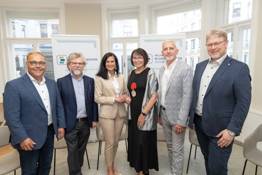 https://www.apa-fotoservice.at/galerie/40026 vlnr: Mag. Roland
Gangl, Bundesvorsitzender der BMHS-Gewerkschaft, Markus Spielmann,
Präsident Allianz Bildungsmedien und Geschäftsführer Helbling
Verlag, Mag. Silvia Grünberger, MBA, Managing Partner GRÜNBERGER &
PARTNER, Mag. Isabella Zins, Sprecherin der AHS-Direktor:innen und
Direktorin des BORG Mistelbach, MMag. Dr. Thomas Bulant,
Bundesvorsitzender-Stellvertreter der Pflichtschullehrer:innen, Mag.
Georg Stockinger, Bundesvorsitzender der AHS-Gewerkschaft