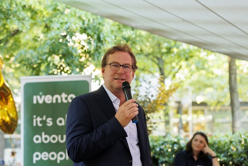 Iventa Managing Partner Martin Mayer begrüßt seine Gäste auf der
Jubiläumsparty.
