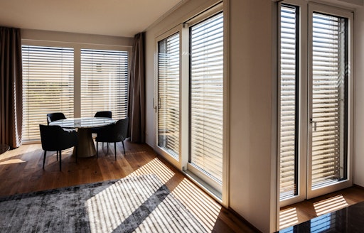 Vorschau Bild von Die Vernetzung von ONYX mit dem Smart Home sorgt im Wohnraum für
Komfort und Energieeffizienz. Gesteuert per App oder Funk erfüllt
das System dabei die steigenden Anforderungen an
Cybersicherheitsstandards.