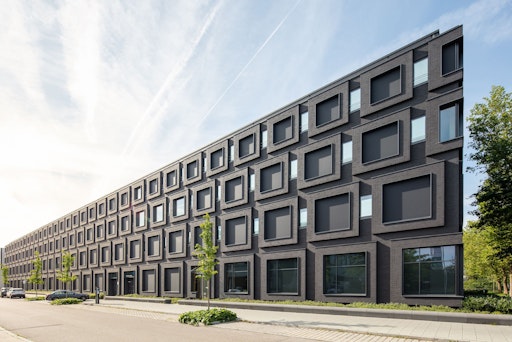 Vorschau Bild von Ob Großobjekt oder Einfamilienhaus: Intelligente
Sonnenschutzsysteme von HELLA verbinden Architektur, Komfort und
Sicherheit und sind auf die zunehmenden Anforderungen an
Cybersicherheit vernetzter Produkte vorbereitet.