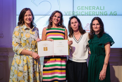 Generali Mitarbeiterinnen Katja Bernstein-Andrä, Silvia Zirsky
und Astrid Weiss nahmen den Preis von Claudia Bauer entgegen
©Valentin Brauneis