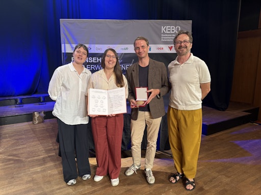 v. l. n. r.: Marlene Feichtenschlager (Zweitkamera, Animation),
Jessica Zekar (Regie, Kamera, Postproduktion), Andreas Bachmann
(Recherche), Senad Hergic (OKTO, Programmchef)