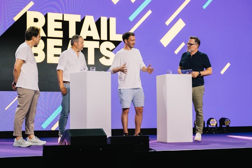  Entscheider aus Handel und Industrie feiern Innovation, Austausch
und den Mut zur Veränderung beim Zukunftsfestival der ANWR GROUP.
Felix Neureuther (2.v.r.) im Gespräch mit Tobias Eichmeier, CCO der
ANWR GROUP, Matthias Wanner, CSO der LOWA Sportschuh GmbH und
Ullrich Lüke, Head of Corporate Communications der ANWR GROUP (v.l.)
// Weiterer Text über ots und www.presseportal.de/nr/123031 / Die
Verwendung dieses Bildes für redaktionelle Zwecke ist unter
Beachtung aller mitgeteilten Nutzungsbedingungen zulässig und dann
auch honorarfrei. Veröffentlichung ausschließlich mit
Bildrechte-Hinweis.