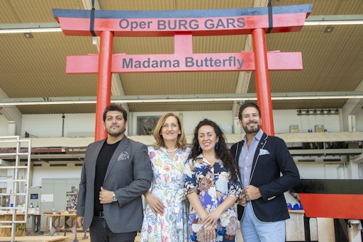 Ein bedeutender Meilenstein auf dem Weg zur diesjährigen
Opernproduktion MADAMA BUTTERFLY der Oper BURG GARS wurde in den
Dekorationswerkstätten von ART for ART im Wiener Arsenal gefeiert.
Auf Einladung von Petra Höfinger, Geschäftsführerin von ART for ART,
KS Clemens Unterreiner, Intendant der Oper BURG GARS, wurden zwei
eigens für die Opernproduktion gefertigte japanische Torii feierlich
an die Oper BURG GARS übergeben.