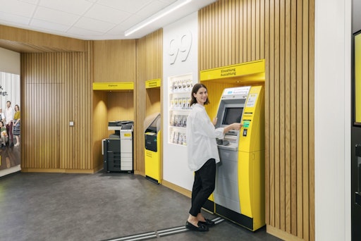 Mit rund 1.700 Standorten in Postfilialen und Postpartnern und
ca. 250 Bankomaten bietet die bank99 eines der größten Bank- und
Servicenetze Österreichs