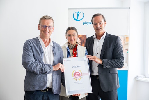 Physio Austria Geschäftsführer Stefan Moritz und die
Qualitätsbeauftragte Hannah Moser übernahmen das Zertifikat für 20
Jahre ISO 9001 Zertifizierung von Dr. Werner Paar, Quality Austria.