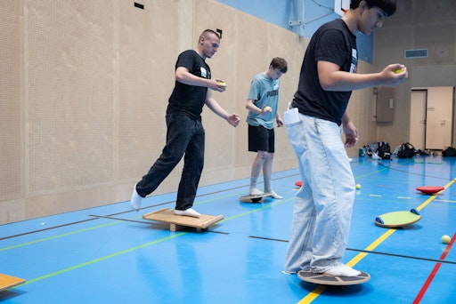  Bei einem Workshop, der von Jugendlichen für Jugendliche
angeleitet wurde, probierten die Teilnehmenden verschiedene
Fitness-Challenges bei der Jugendgesundheitskonferenz in Floridsdorf
aus.