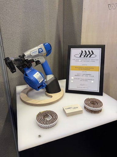 Vorschau Bild von LIGNOLOC® gewinnt ersten Preis seiner Art im Bühnen- und
Kulissenbau. Vergeben wird der Preis von der Association of British
Theatre Technicians (ABTT), einer der führenden Fachorganisationen
für den Live-Performance-Sektor im Vereinigten Königreich. Die
Organisation setzt sich für technische Exzellenz, Sicherheit und
nachhaltige Standards in der Theater- und Veranstaltungsbranche ein.