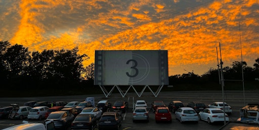 Vorschau Bild von Zuerst den Sonnenuntergang genießen, und dann mit deinem
Lieblingsmensch großes Kino erleben!
