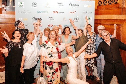 Vorschau Bild von Heather Mills mit Patrizia Markus und Teilnehmern und Mitgliedern
von Mode Wien.