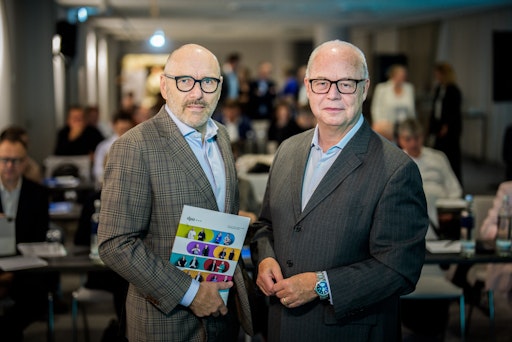 Vorschau Bild von dpa-CEO Peter Kropsch (links) und Chefredakteur Sven Gösmann
(rechts) auf der 77. Gesellschafterversammlung der Deutschen
Presse-Agentur in Hamburg. // Weiterer Text über ots und
www.presseportal.de/nr/8218 / Die Verwendung dieses Bildes für
redaktionelle Zwecke ist unter Beachtung aller mitgeteilten
Nutzungsbedingungen zulässig und dann auch honorarfrei.
Veröffentlichung ausschließlich mit Bildrechte-Hinweis.