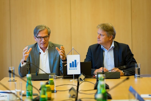 Trotz schwieriger Rahmenbedienungen blicken Michael Junghans
(CEO) und Hannes Gailer (CFO) auf ein stabiles Geschäftsjahr 2025
zurück.