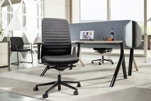 Vorschau Bild von Mit paro_3 interpretiert Wiesner-Hager den Bestseller neu, indem
bewährte ergonomische Funktionalität mit neuer gestalterischer
Wandlungsfähigkeit und einem starken Preis-Leistungs-Verhältnis
kombiniert wird. Genau diese Qualitäten haben paro zur beliebtesten
Bürostuhlfamilie in Österreich gemacht – mit mehr als 600.000
verkauften Exemplaren europaweit.