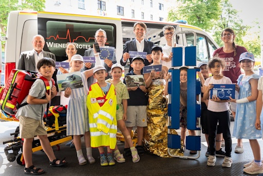 v.l.n.r. (2. Reihe): Mag. Nikolaus Angermayr / Geschäftsführer
der Mediaguide GmbH und Initiator des Kindergesundheitstags, Mag.
Gabriele Jaksch / Präsidentin MTD Austria, Dr. Rudolf Schmitzberger
/ Facharzt für Kinder- und Jugendheilkunde und Leiter des
Impfreferats der Österreichischen Ärztekammer und SVS-Obmann Peter
Lehner