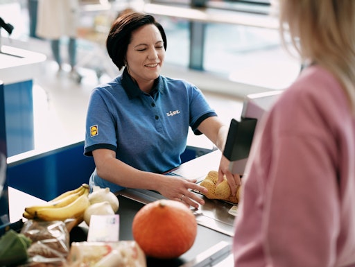 Lidl Österreich gibt die Mehrwertsteuersenkung direkt weiter und
schenkt Lidl Plus Kund:innen vom 1. bis 15. Juli die restliche
Steuer auf steuerbegünstigte Grundnahrungsmittel als zusätzlichen
Rabatt. (Abdruck für Pressezwecke honorarfrei, Fotocredit: Lidl
Österreich)